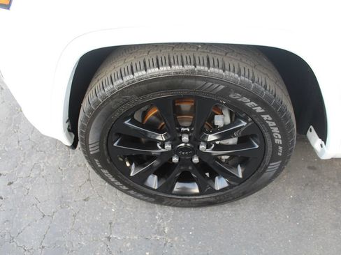 Used 2018 Jeep Grand Cherokee Altitude AWD/4WD image 11