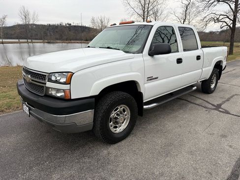 Used 2005 Chevrolet Silverado 2500 LS w/ Heavy-Duty Power Package image 3