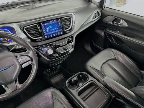 Used 2020 Chrysler Pacifica Touring-L w/ S Appearance Package image 29