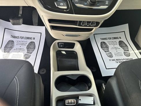 Used 2023 Chrysler Voyager LX FWD image 7
