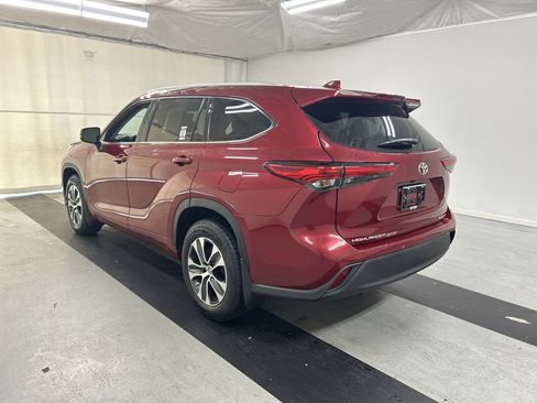 Used 2022 Toyota Highlander XLE AWD/4WD image 7