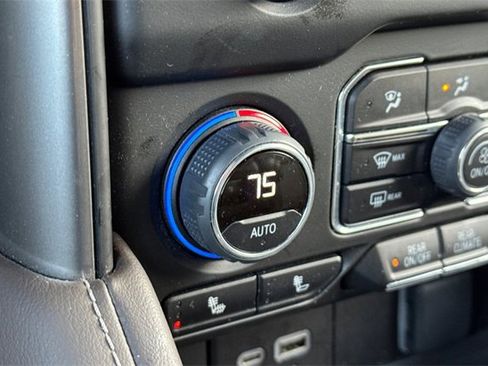 Used 2024 Chevrolet Suburban LT image 30