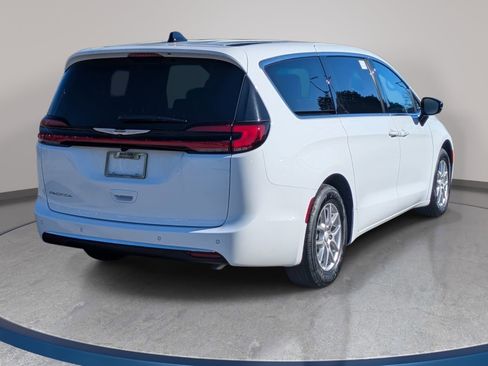 New 2026 Chrysler Pacifica Select image 5