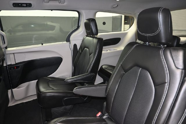 Used 2024 Chrysler Pacifica Touring-L FWD image 11