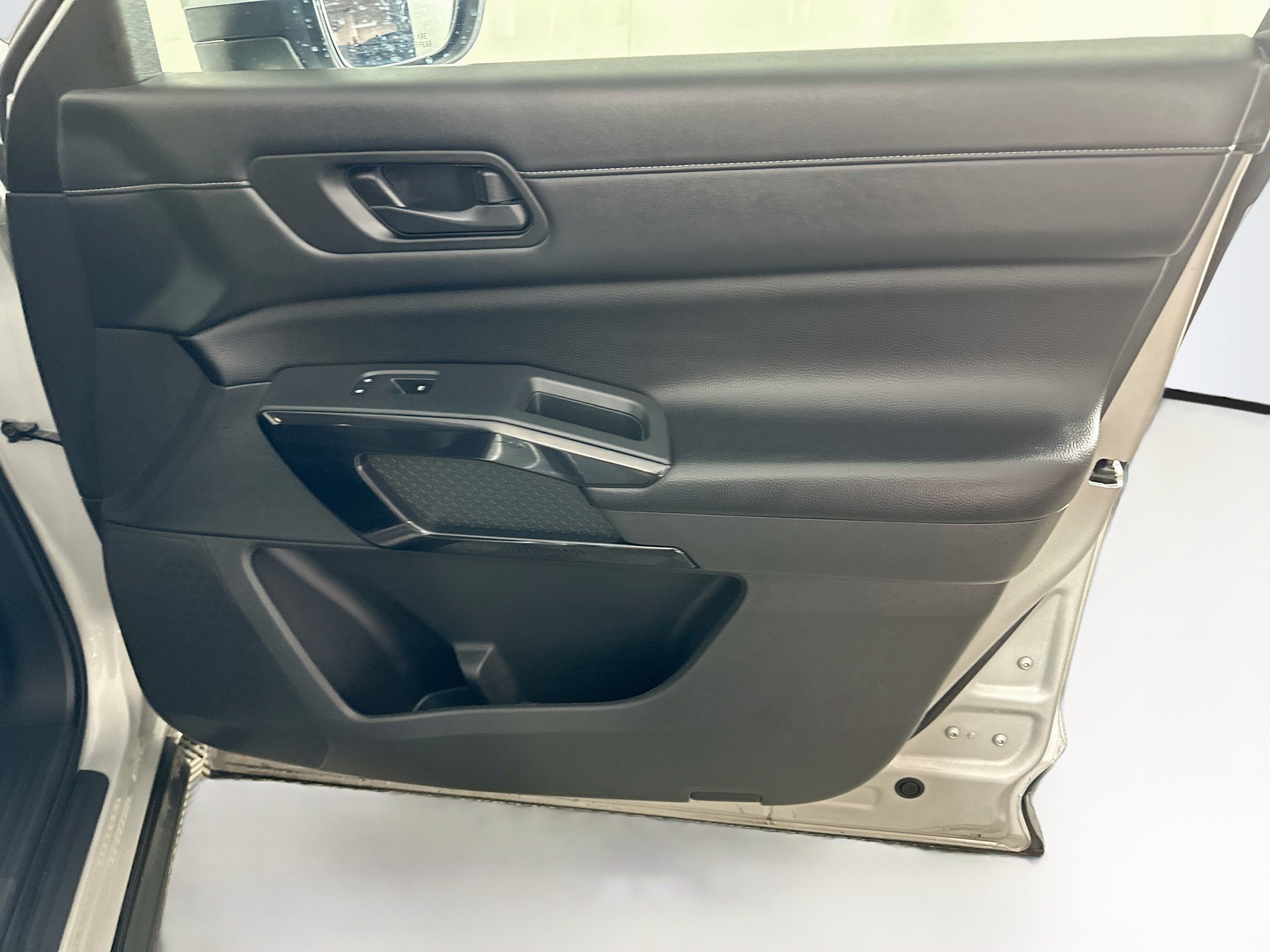 Used 2025 Nissan Pathfinder SV FWD image 33