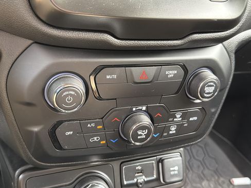 Used 2018 Jeep Renegade Latitude AWD/4WD image 21