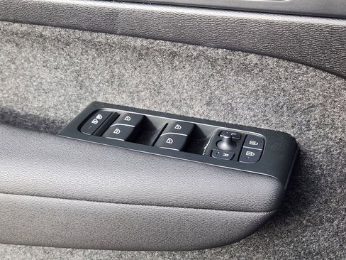 Used 2026 Volvo XC40 B5 Ultra w/ Protection Package Premier image 4