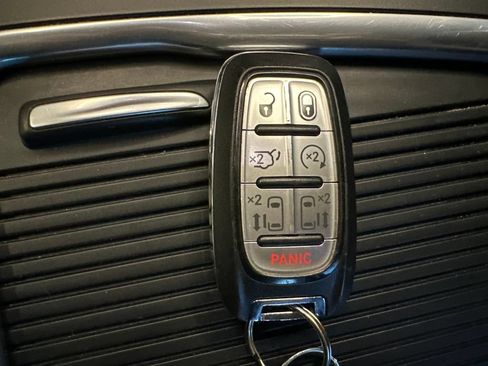 Used 2022 Chrysler Pacifica Touring-L FWD image 16