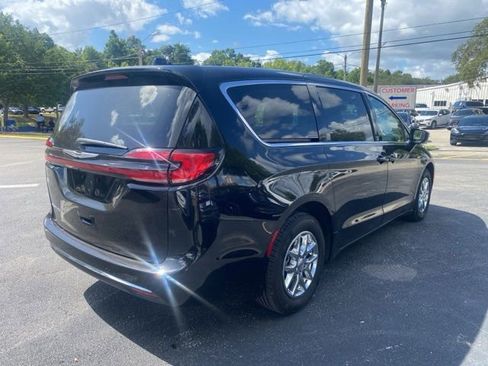 Used 2024 Chrysler Pacifica Touring-L FWD image 6