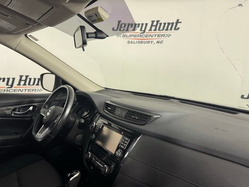 Used 2017 Nissan Rogue SV w/ SV Premium Package AWD/4WD image 31