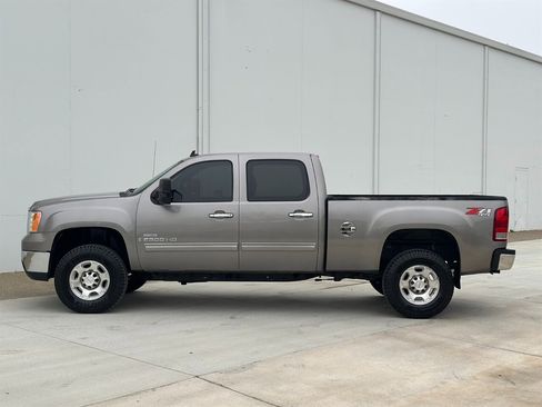 Used 2007 GMC Sierra 2500 SLE w/ Z71 Off-Road Package image 2