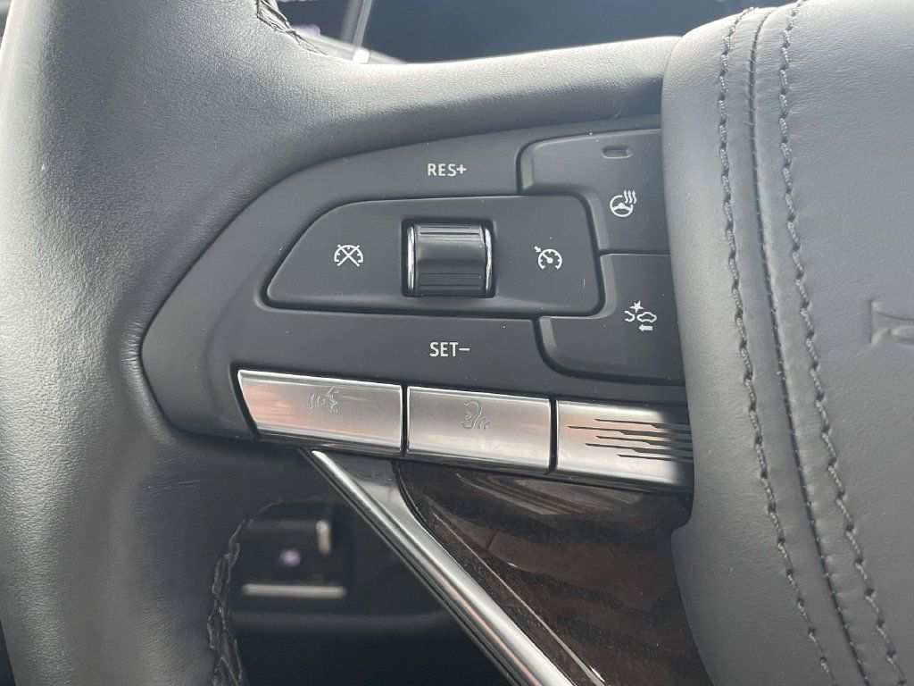 Used 2022 Cadillac Escalade Sport Platinum w/ LPO, ONYX Package AWD/4WD image 26