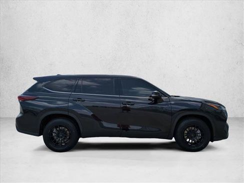 Certified 2024 Toyota Highlander LE FWD image 4