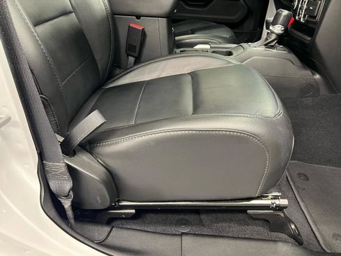 Used 2020 Jeep Wrangler Unlimited Sahara AWD/4WD image 14