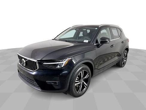 Used 2023 Volvo XC40 B5 Plus AWD/4WD image 1