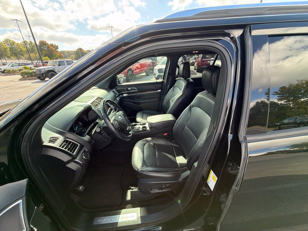 Used 2018 Ford Explorer Limited w/ Equipment Group 301A FWD image 12