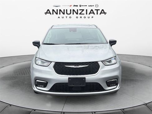 Used 2024 Chrysler Pacifica Touring-L image 8