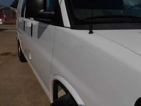 Used 2017 Chevrolet Express 2500 RWD image 8