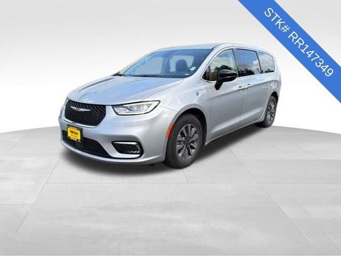 Used 2024 Chrysler Pacifica Select image 3