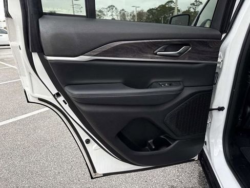 Used 2023 Jeep Grand Cherokee Limited w/ Black Appearance Package image 9