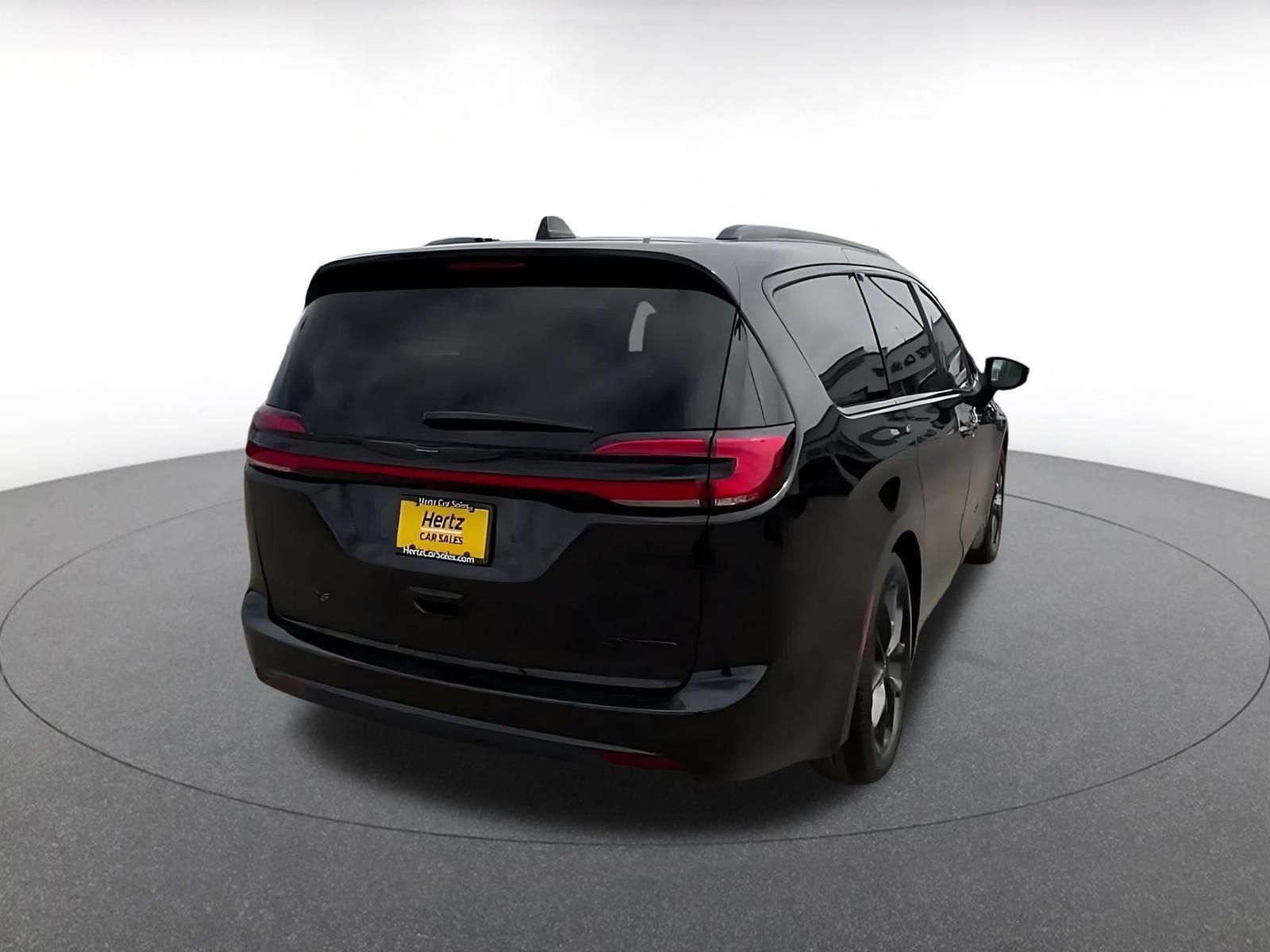 Used 2025 Chrysler Pacifica Limited FWD image 13