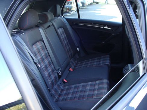 Used 2017 Volkswagen Golf S image 11