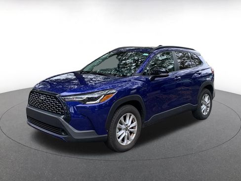 Used 2025 Toyota Corolla Cross LE image 3