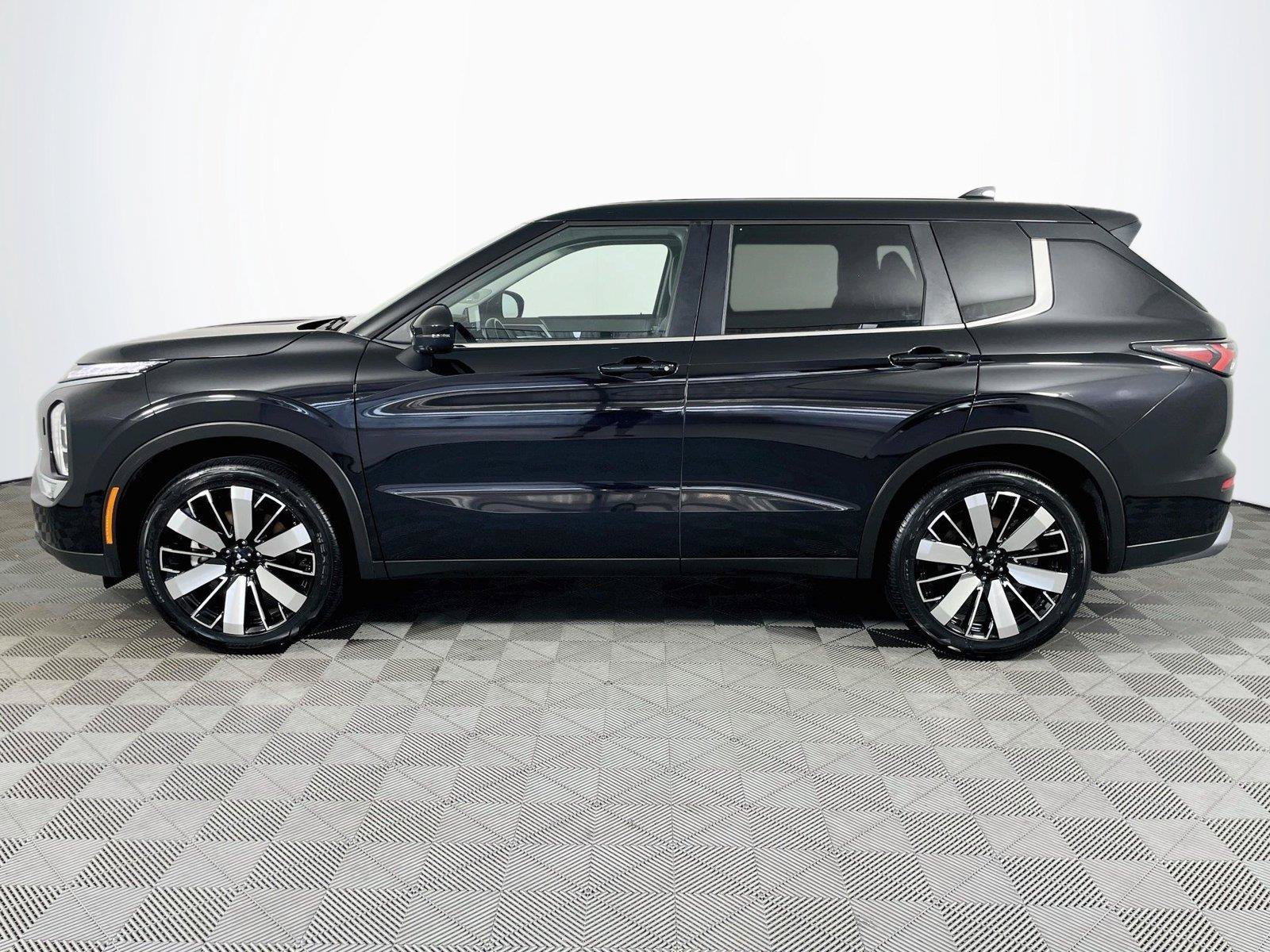 Used 2025 Mitsubishi Outlander SE AWD/4WD image 4