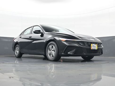 New 2026 Hyundai Elantra SE FWD image 23