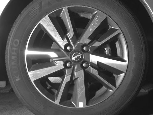 Used 2025 Nissan Versa SV image 13