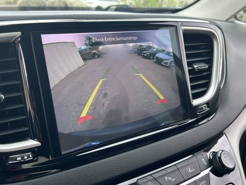 Used 2023 Chrysler Pacifica Touring-L FWD image 30
