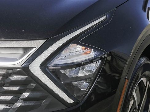Used 2023 Kia Sportage LX image 6