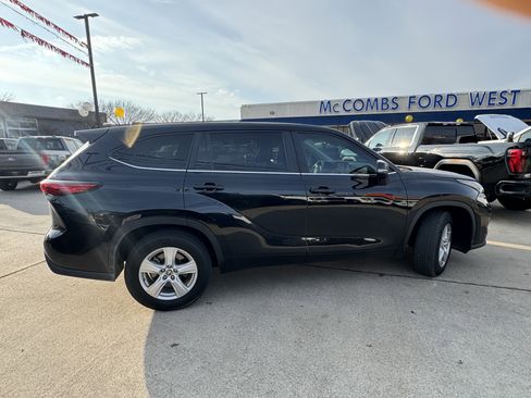 Used 2023 Toyota Highlander LE image 4