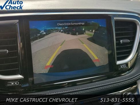 Used 2023 Chrysler Pacifica Touring-L FWD image 19
