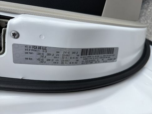 Used 2018 Chrysler Pacifica Touring-L w/ Advanced Safetytec Group FWD image 32