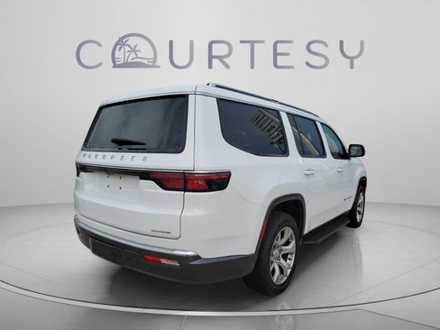 Used 2022 Jeep Wagoneer Series II AWD/4WD image 3