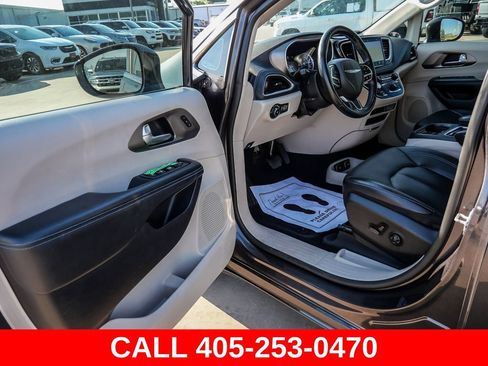 Used 2021 Chrysler Pacifica Touring-L FWD image 35