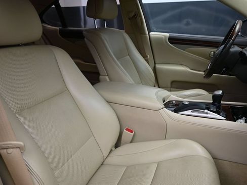 Used 2016 Lexus LS 460 w/ Comfort Package RWD image 26