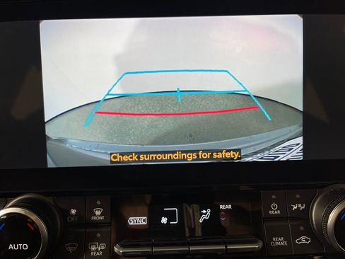 Used 2023 Toyota Highlander XLE image 24