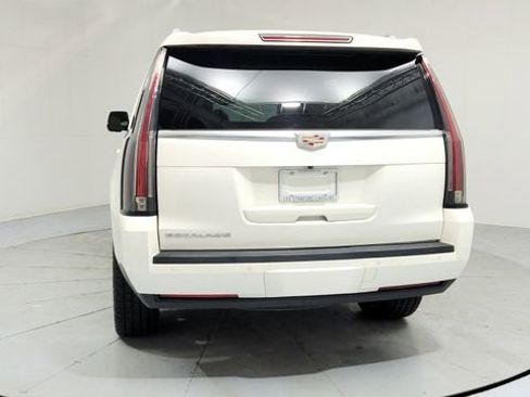 Used 2015 Cadillac Escalade Luxury image 4