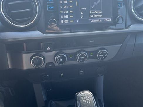 Used 2016 Toyota Tacoma TRD Sport w/ Exterior Package AWD/4WD image 16