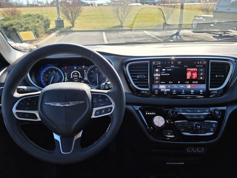 Used 2025 Chrysler Pacifica Select FWD image 32