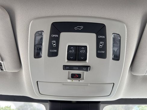 Used 2022 Toyota Sienna XLE image 31