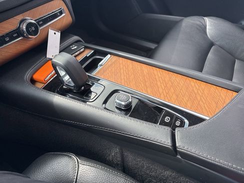 Certified 2024 Volvo XC90 B5 Plus w/ Protection Package Premier AWD/4WD image 19