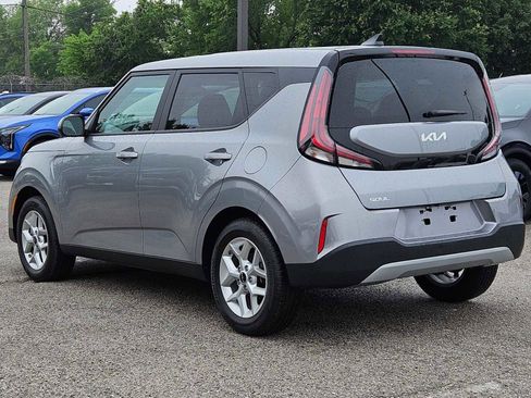 Used 2025 Kia Soul LX image 4