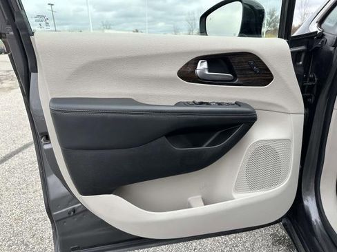 Used 2023 Chrysler Pacifica Limited image 6