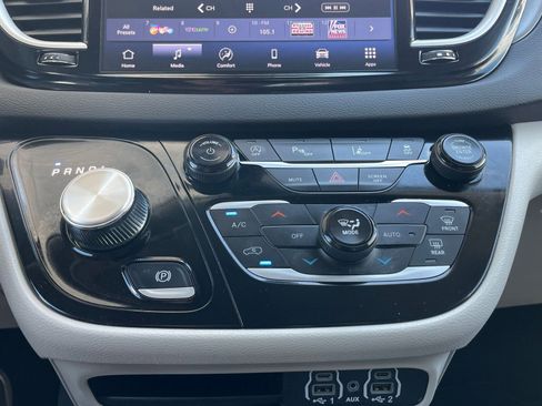 Used 2024 Chrysler Pacifica Touring-L image 40