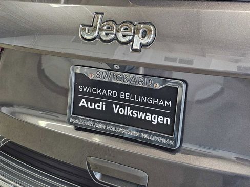 Used 2019 Jeep Grand Cherokee Overland AWD/4WD image 14