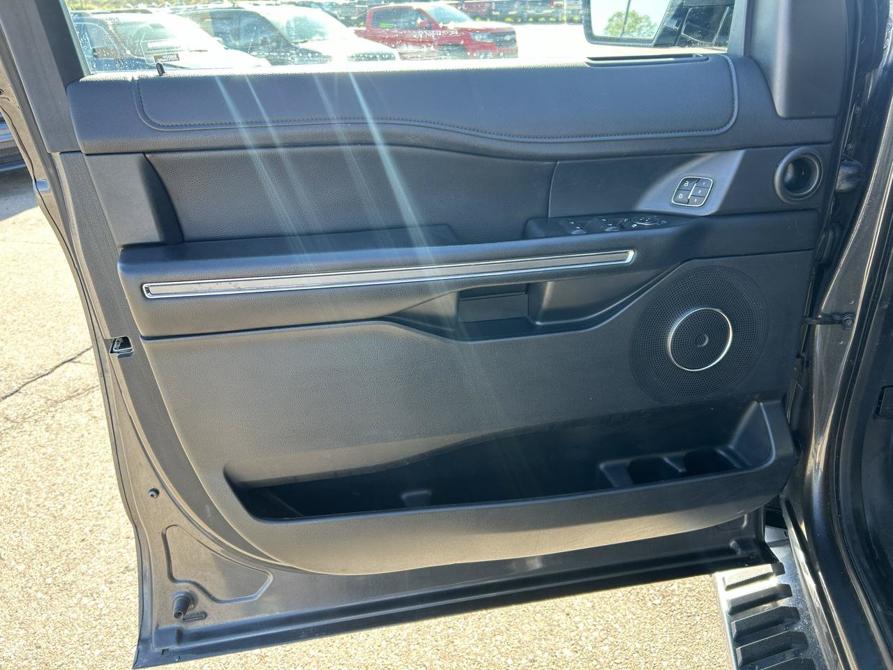 Used 2019 Ford Expedition XLT w/ Equipment Group 202A AWD/4WD image 15