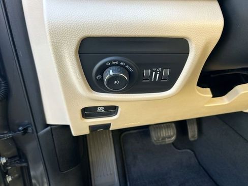 Used 2025 Jeep Grand Cherokee Limited image 17